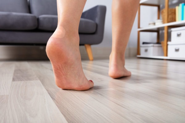 Image d'une personne marchant sur le plancher.