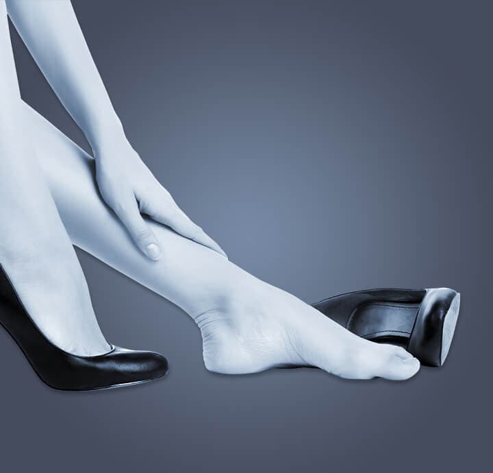 Image d'une femme se frottant le dessus du pied ? cause de l'inconfort de la chaussure.?