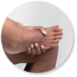 Image d'une personne tenant un pied indiquant une douleur au pied.?